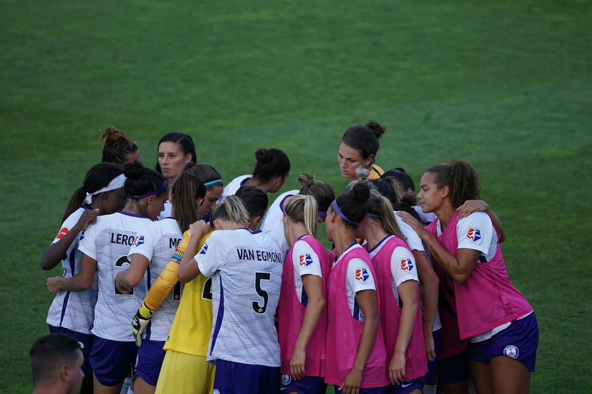 Equipo de fútbol femenino reunido en la cancha